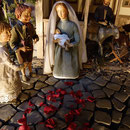 28.12.: Tag der unschuldigen Kinder, rote Rosenblätter erinnern an die Gewalt gegen Kinder (Milieukrippe in Sankt Maria in Lyskirchen, Foto © lyskirchen) 