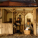 Alltag, Joseph trägt das Kind und Maria wäscht nach den Feiertagen (Milieukrippe in Sankt Maria in Lyskirchen, Foto © lyskirchen)
