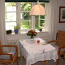 Amrum - gemütlich im Wohnzimmer mit Blick auf den Garten
