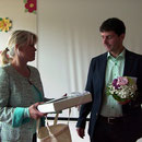 Frau Bachmann bei der Geschenkübergabe