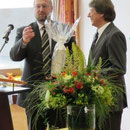 Herr Weber überreicht das Geschenk der Stadt