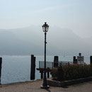 Leichter Dunst über dem Gardasee vor den Bergen ...