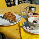 Natürlich mit Kaffee und Kuchen ...