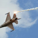 F-16 (mit Täuschungskörper), Foto: Uwe Kragl