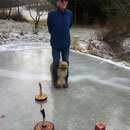 Ria: nous jouons au curling / wir spielen Eisstockschiessen