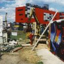 1999 am 23. April begann der gnadenlose Abriss - allerdings nur auf Senatsgelände. Mein Trabibild stand jedoch auf Bundesgelände. daher blieb mein Mauerbild und alle rechts neben mir stehen.