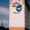 gemalte Werbung an einem Zwölf-Geschösser;