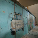 2011 im August standen die Mauerbilder, die auf Bundesgelände standen, wieder am "alten" neuen Platz nun im Foyer des BMU mit dem Blick nach rechts.