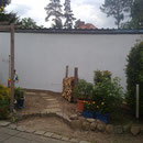 Ein Wunsch meines Kunden:  Der kleine Garten soll optisch größer werden. Weg und Holzstoß sollen dabei im Wandbild weitergehen.
