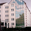 Fassade wird zur gemalten Glasfront, mit gemalter Spiegelung.