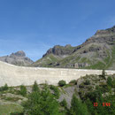 Au pied du barrage avec en arrière plan les Dents du Midi