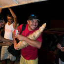Larry con la yuca gigante que encontramos en la tiendita
