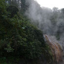 Cascada termal desembocando en la piscina 