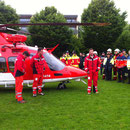 Patrick Sieber bei der Vorstellung des Helikopters (rechts im Bild)