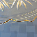 Borde del plato decorado con un fino filo dorado