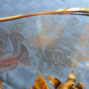 Rosas grabadas en el plato (detalle)