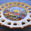 Raro, bonito y súper viejito plato-souvenir del estado de Alaska (EEUU)