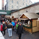 Die Buden auf dem Christmas market bieten überwiegend Leckereien feil. Es gibt aber auch ein paar sehr schöne Kleinkunst-Stände. 