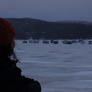 Blick auf Eisfischer-Hütten auf einem See in Quebec.