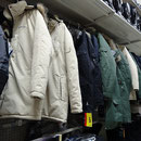 Zugegeben, die Winter-Jacken sind nicht alle "hip", aber in diesem Baumarkt sind sie doch sehr erschwinglich.