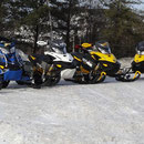 Winter in Kanada: Vielerorts kann man Schneemobile mieten und auf reservierten Strecken in Parks und Wäldern fahren. 