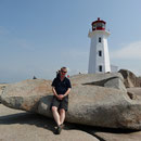Vor dem Leuchtturm von Peggy's Cove in Nova Scotia.