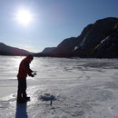 Winter in Kanada: Eisfischen in einem Fjord.