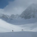 Bei vorerst eisigen Temperaturen und relativ starken Wind gings um 08:30 von der Hütte ab...  