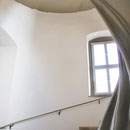 Die Wendeltreppe erschließt alle Stockwerke