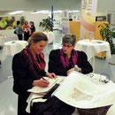 Anneke Schilling und Monika Lindner am Stand der Freiwilligenbörse "Gute Geschäfte Schweinfurt"