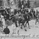 Bild vom ersten Weinfest in Oberschwarzach aus dem Jahr 1949. Der Umzug mit dem geschmückten Kutschgespann zieht hier gerade auf der Hauptstraße vor der Gastwirtschaft "Zur Traube" vorbei.