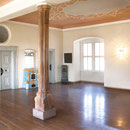 Foyer im ersten Stock mit Holzsäule