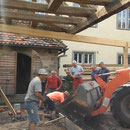 Der Beton wurde mit dem Radlader in den Schlosshof gebracht.