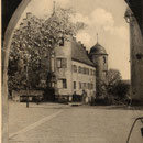 Blick aus dem alten Kirchenportal auf das Schloss (vor 1946)