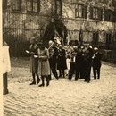 Zug zur Kirche am Weißen Sonntag 1944