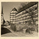 Westfassade bei der Außenrenovierung 1952, mit Gerüst aus Fichtenstangen 