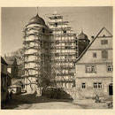 Südgiebel bei der Außenrenovierung 1952; Fa. Kühl, Gerolzhofen