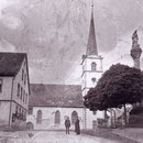 Blick auf die Pfarrkirche St. Peter und Paul mit Mariensäule und Schule