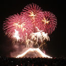 夏：花火大会にも警備で協力