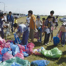 夏：花火大会翌朝の清掃活動