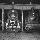 52 8095 und 94 1538 nebeneinander im Lokschuppen - Foto: Jan Heyden