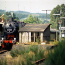 Der gleiche Zug beim Zwischenhalt im verwahrlosten Bahnhof Daun - Foto: Reinhard Gumbert