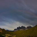 Ein geschlossener Regenbogen umspannt die Aferer Geisler und die Villnöser Geislerspitzen. Die jeweils höchsten Gipfel hiervon habe ich bestiegen, darum kann ich ganz beruhigt  die Gipfel betrachten  ;-) 