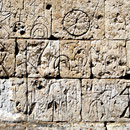 Sur les murs de l'église de Wanem