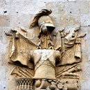 Sculptures des insignes et des trophées sur l'ancienne caserne Stengel