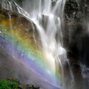Regenbogen in der Gischt des Skjervsfoss