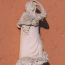 Wandrelief Mädchen mit Blumen, Kalkstein