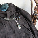 Raffiniert gearbeitete Jacke als Background zum irisierenden Labradorit