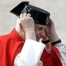Palpatine inspeccionando los tricornios que finalmente sus tropas no usarían