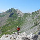 auf dem schönen, aber sehr ausgesetzten blau-weissen Alpinweg